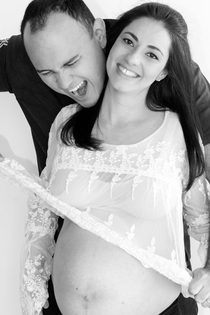 жени, бременна, бременност, щастливата двойка, Черно и бяло, хора, усмихнати