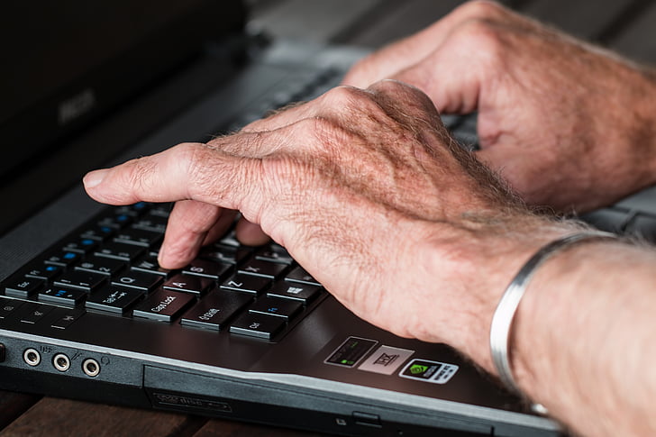 hænder, gamle, at skrive, laptop, Internet, arbejder, Forfatter