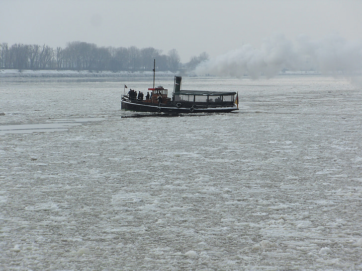 Steamboat, winter elbe, ice floes