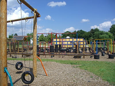Parque infantil, Langenau, arena do divertimento, pneus, klettergerüst, céu azul, nuvens