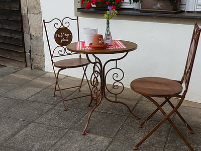 chair, metal table, upper franconia