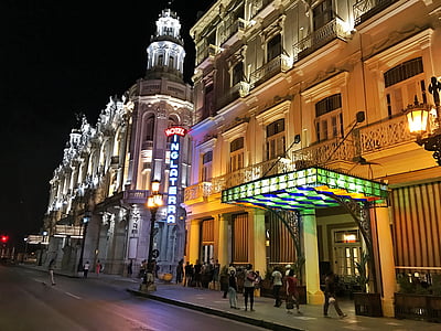 Hotel Inglaterra, rua, à noite