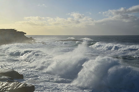 Clovelly, Sydney, Austrália, oceano, ondas, pedras, mar agitado