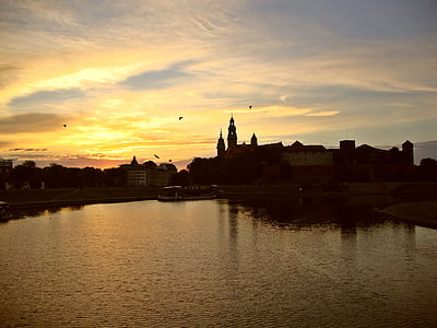 Krakov, Polsko, Wawel, východ slunce, scénicky, voda, mraky