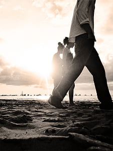 praia, areia, pessoas, caminhando, pôr do sol