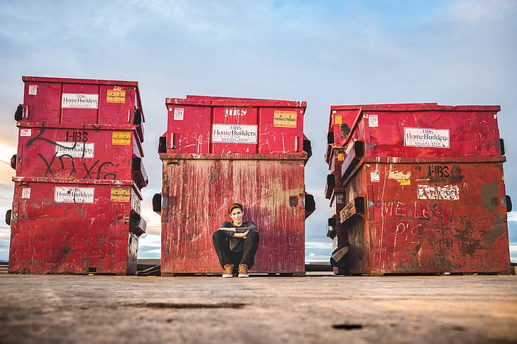 osoba, sedící, červená, ocel, kontejnery, zpět, pouze muži
