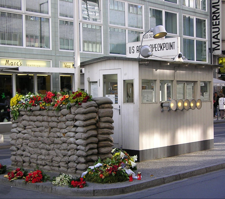 przejście graniczne Checkpoint charlie, baraku, Muzeum muru berlińskiego, Friedrichstraße, Berlin