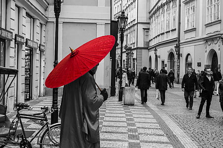 gris, habillé, homme, Holding, rouge, parapluie, architecture