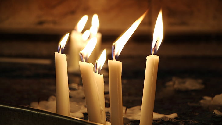 sveče, temno, cerkev, ob svečah, mirno, toplo, plamen