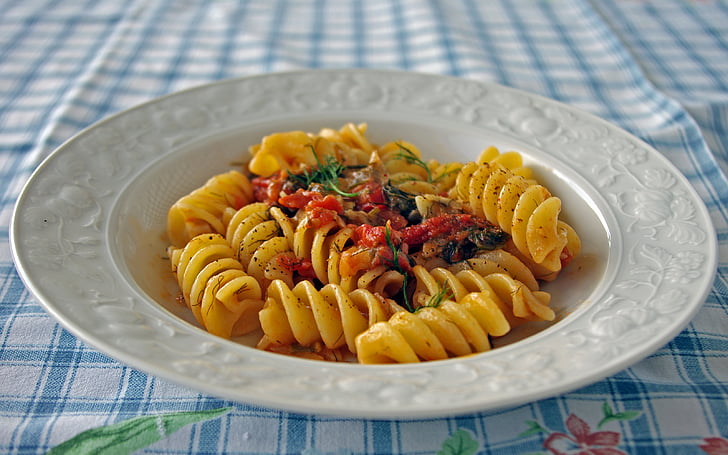 Fusilloni, pasta, Italia, cocina italiana, tomates, hinojo, almendras