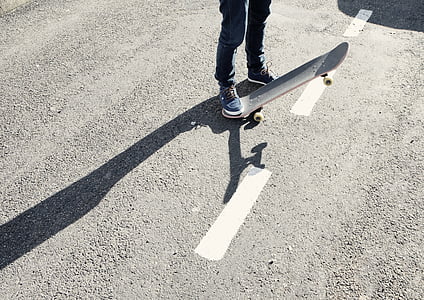 persona, utilizzando, skateboard, giorno, pattinatore, marciapiede, calcestruzzo