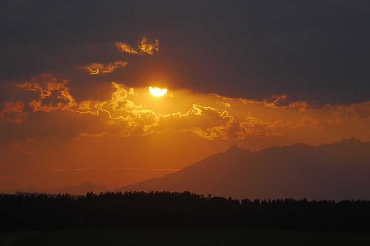 coucher de soleil, le ciel, Vysoké tatry, nuages, Forest, Panorama, montagnes