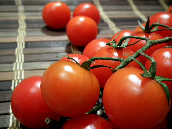 pomidorai, Vyšniniai pomidorai, daržovės, pomidorai ant šakos, naudoti, vegetarizmas, salotos