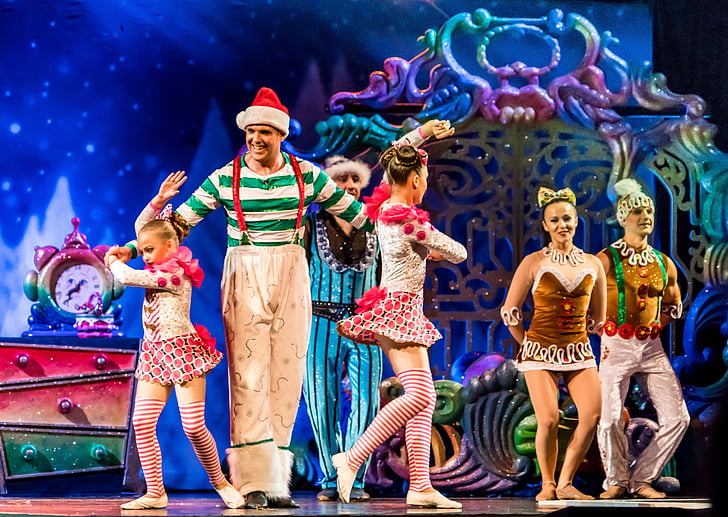 akrobāti, Cirque du soleil, Ziemassvētku parādīt, Gaylord plaukstām, Orlando, Florida, Candy cukurniedrēm