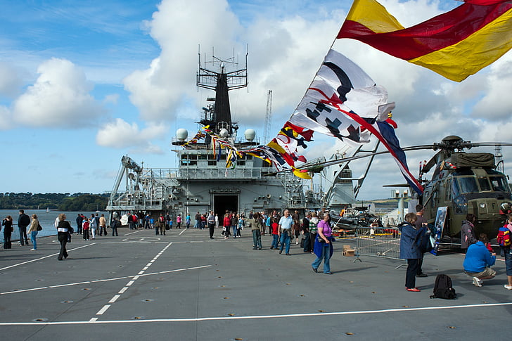 Baluard HMS, amfibi moll, Jornada de portes obertes Armada Reial, banderes de senyalització, coberta d'helicòpter, visitants, Devonport