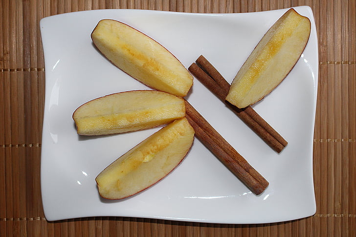 Apple klíny, plátky jablek, deska, skořice, výzdoba