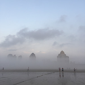 tåge, tidligt om morgenen, høje bygninger
