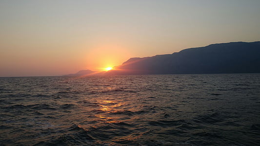 Mar de noche, puesta del sol y el mar, vistas al mar al atardecer, sol rojo