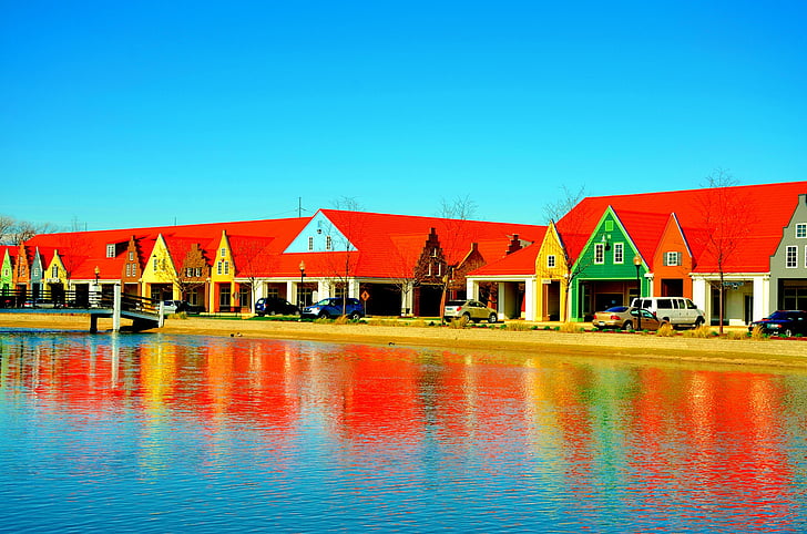 Lake shore, rood, rij huizen