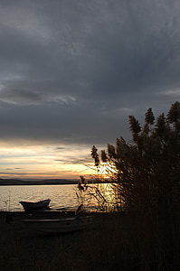 puesta de sol, Lago presa de hirfanlı, en la noche