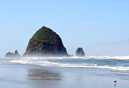 Oregon, Cannon beach, strand székek, rock szénakazalban, tengerpart, csendes-óceáni, északnyugati