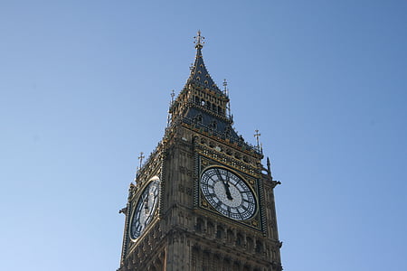 Londres, bâtiment, horloge, clocher de l’église, ciel bleu