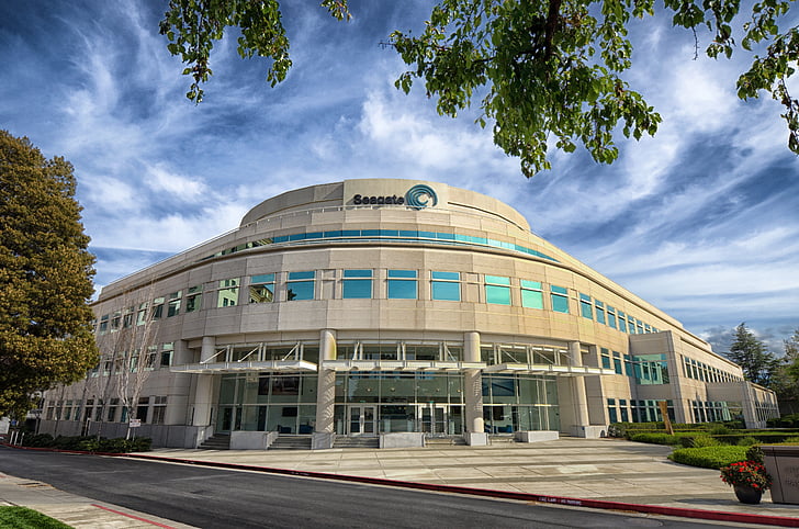 Cupertino, California, sede de Seagate, edificio, oficinas, cielo, nubes