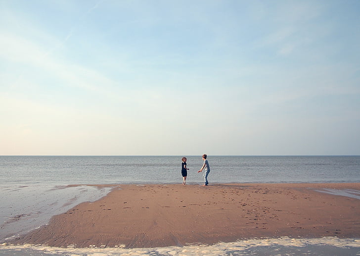 dois, pessoa, em pé, beira-mar, praia, menino, criança