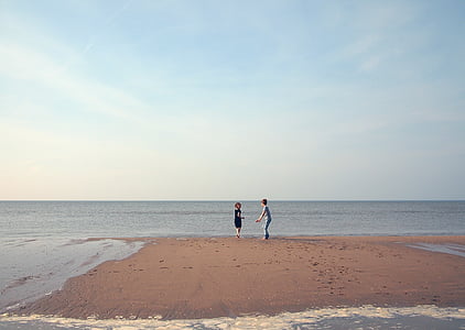 două, persoană, în picioare, ţărmul mării, plajă, băiat, copil