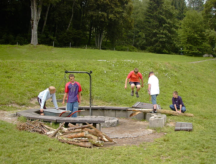 cheminée, faire des bois, préparation festival barbecue, Veltishof Auberge de jeunesse