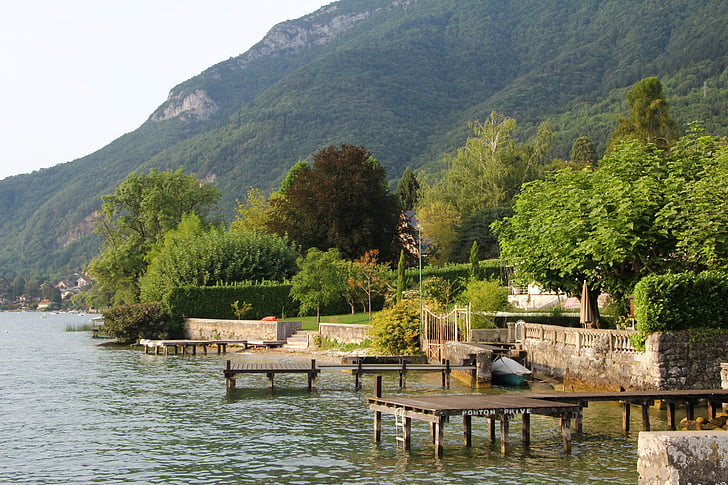 Annecy lake, dom, Water's edge