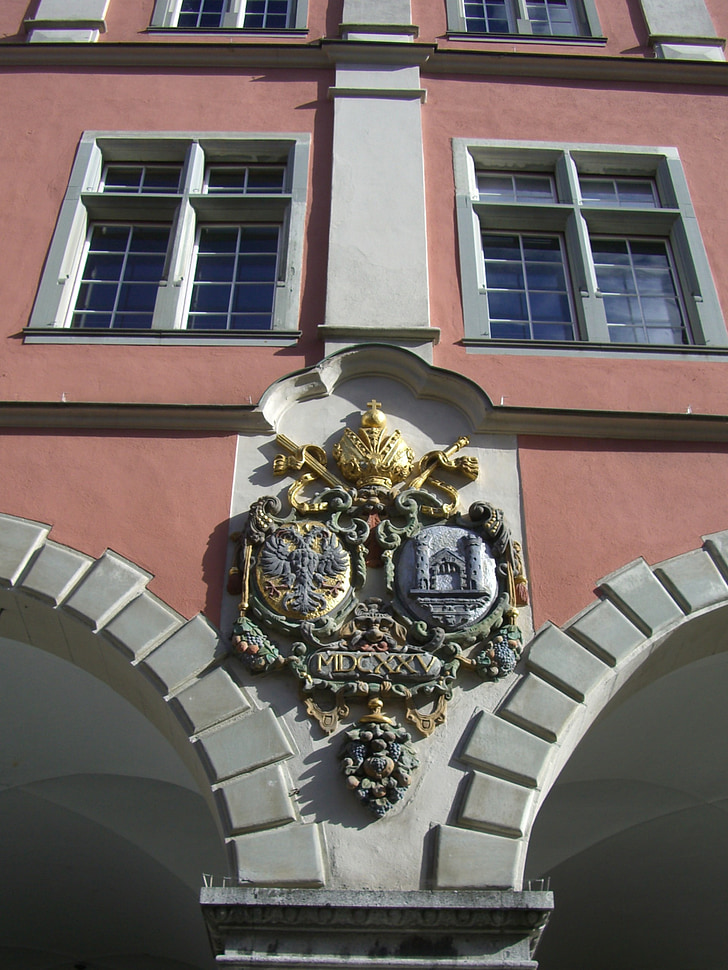 Ravensburg, Teatrul vechi, arcadă, fatada, începutul baroc, Stema, creasta de relief
