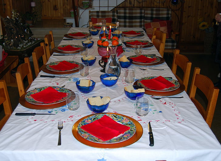 table, apparecchiata, dishes, cutlery, glasses, chairs, empty