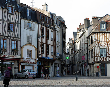 Poitiers centrs, viduslaiku ēkām, franču valodas vietā, seno kvadrātveida Francija, koka ēkas pusi, veco veikali