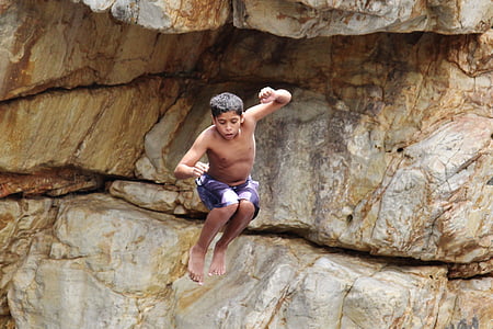 rock, jump, children, courageous, water, river, dared