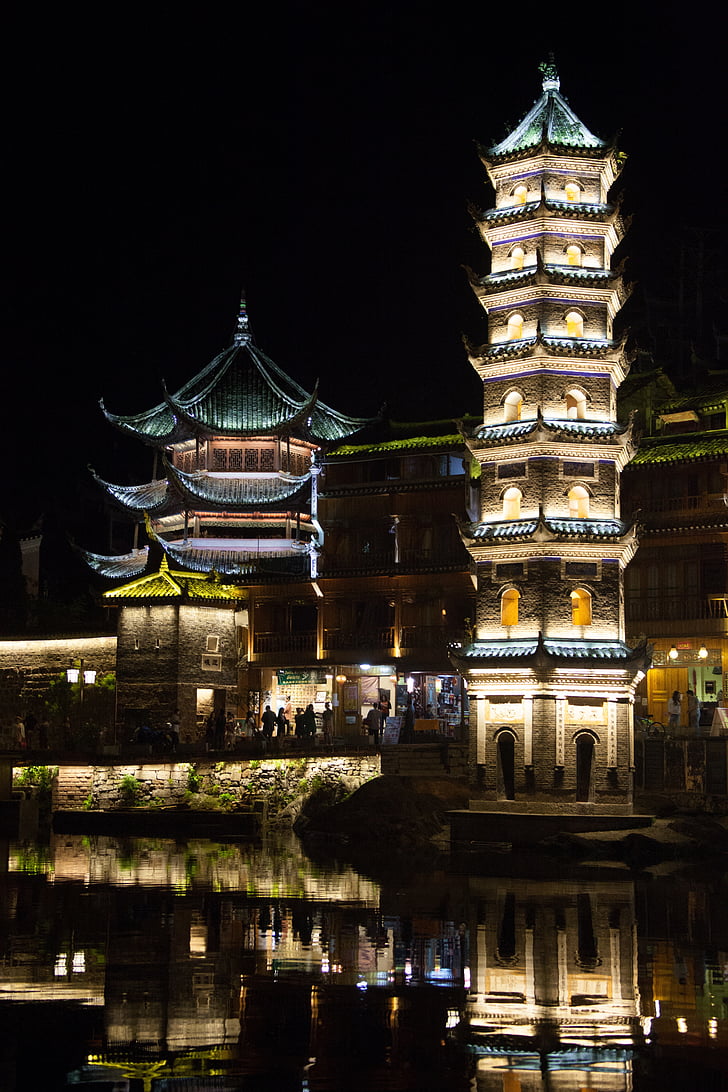 Fenghuang, Kína, idézett tó, óváros, éjszaka
