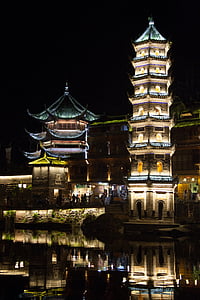 Fenghuang, Chiny, cytowane jezioro, Stare Miasto, noc