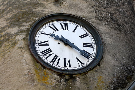 Romeinse cijfers van de klok, gebouw klok, tijd tien twintig, grote wijzerplaat