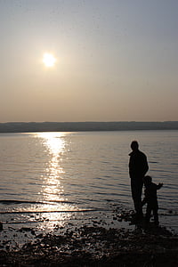 Vater, Sohn, Sonnenuntergang, See