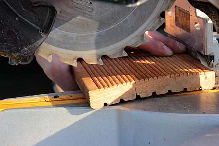 crosscut saw, saw blade, teeth of the saw blade, not saw in operation, wooden board, bangkirai, craftsmen