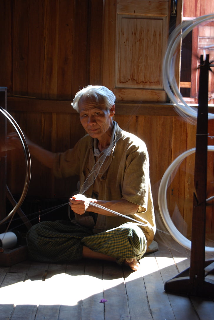 Myanmar, vanha, mies, silkki spinning, perinteisesti