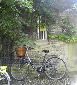 Cambridge, bakstenen muur, scheve, fiets, regenachtige dag, regen, regenachtig weer