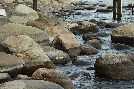 바위, 레이크 타호, 물