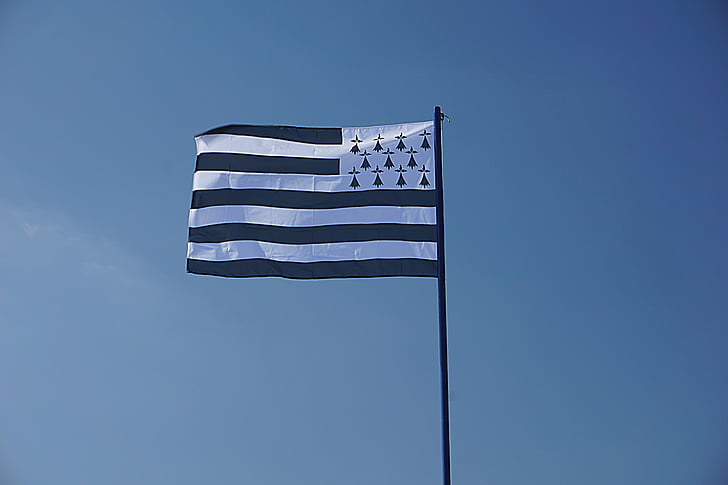 flag, brittany, breton flag, sky, wind, blue
