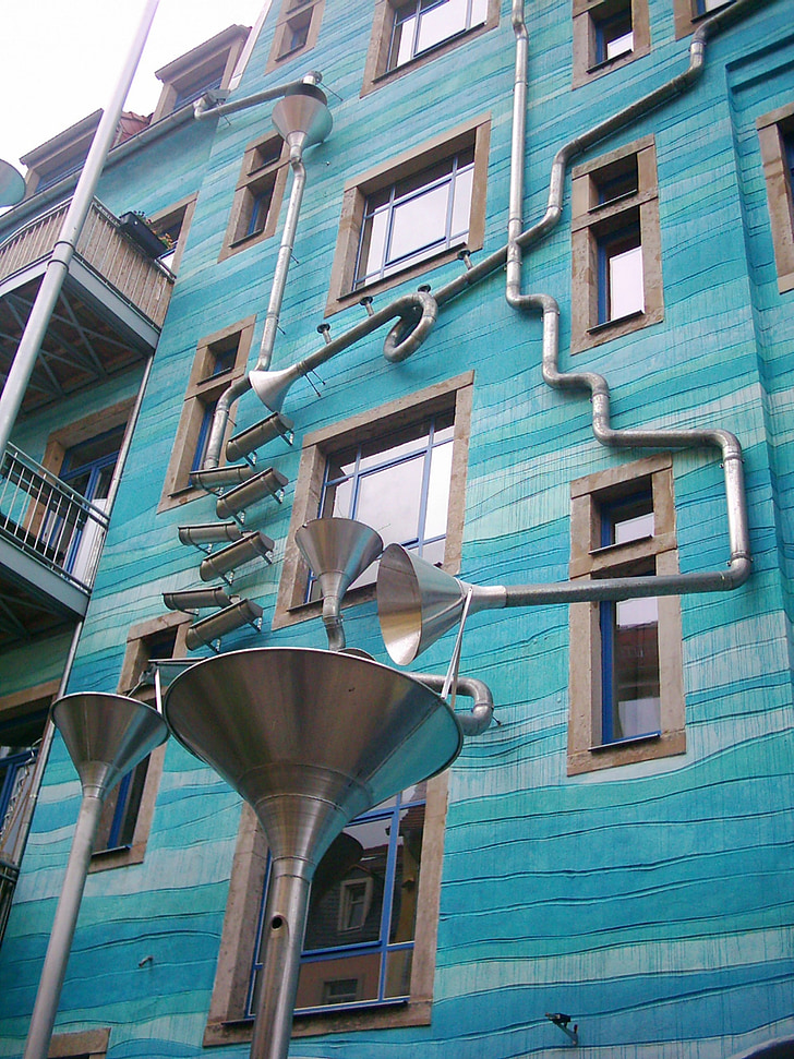 façade, art de la façade, gouttières de pluie, jeu de l’eau de pluie, art, architecture, bleu