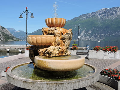 Fontana, Jezioro, góry, kwiaty, Garda, cytryna na garda, latarnia uliczna