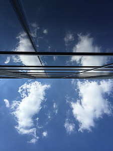 reflexão, edifício, nuvens