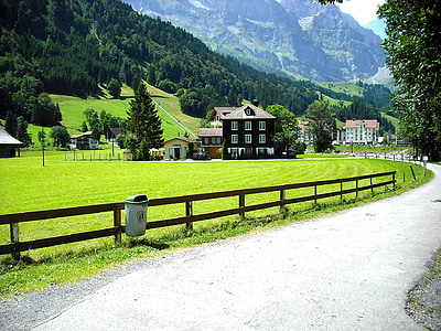 put kroz selo, Kuća u planinama, Švicarski, Luzern, Švicarska, sela ceste, krajolik
