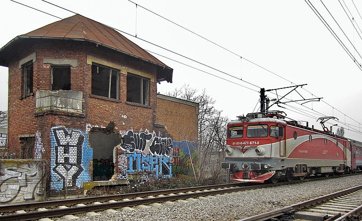 Stary dworzec kolejowy, porzucone, ruiny, Pociąg, lokomotywa, mur z cegły, graffiti