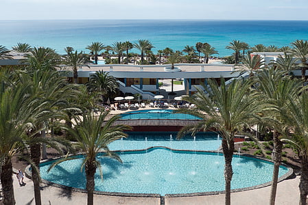 Hotel, vedere de la balcon, piscină